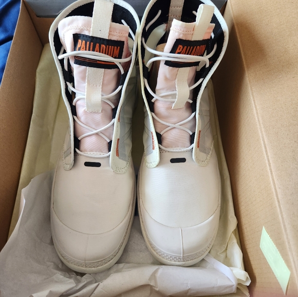 Stylish Palladium boot shoes- new- size 9 - Picture 5 of 8